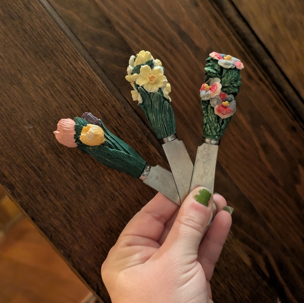 appetizer butter knives set of three. spring time floral design